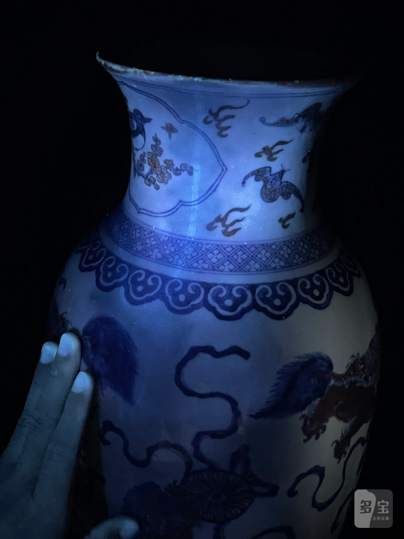 清乾隆 青花釉里红狮子绣球纹观音瓶 - 图19